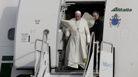 Papst Franziskus steigt in Panama aus dem Flieger / © Arnulfo Franco (dpa)