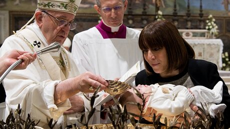 Papst Franziskus tauft einen Säugling / © Osservatore Romano (KNA)