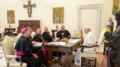 Papst Franziskus trifft am 14. Januar 2019 im Vatikan die chilenische Bischöfe  / © Vatican Media/Romano Siciliani (KNA)
