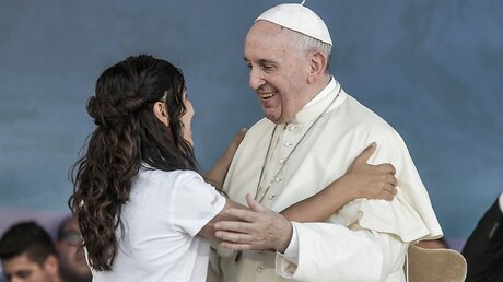 Papst Franziskus umarmt eine Jugendliche / © Cristian Gennari (KNA)