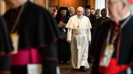 Papst Franziskus umgeben Bischöfen während des Anti-Missbrauchsgipfels / © Vatican Media/Romano Siciliani (KNA)
