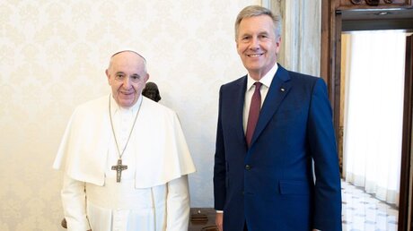 Papst Franziskus und Christian Wulff / © Vatican Media/Romano Siciliani (KNA)