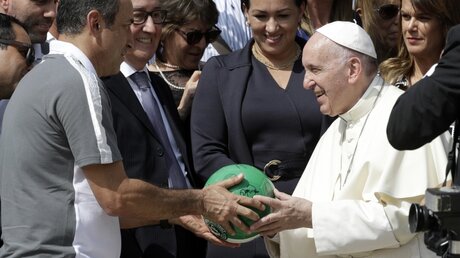 Papst Franziskus und der Fußball  / © Andrew Medichini (dpa)