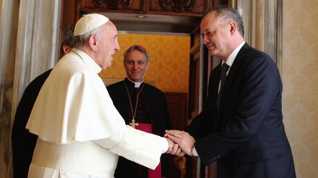 Papst Franziskus und der slowakische Präsident Andrej Kiska / © Riccardo Squillantini (KNA)