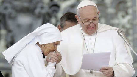 Papst Franziskus und eine Ordensschwester / © Andrew Medichini (dpa)