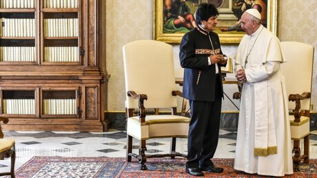 Papst Franziskus und Evo Morales / © Cristian Gennari (KNA)
