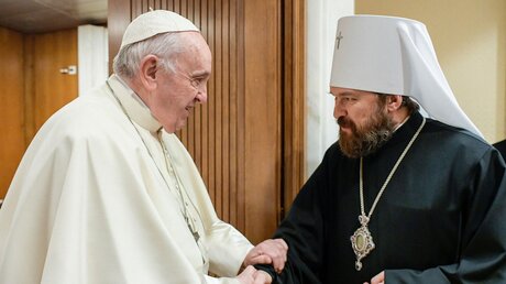 Papst Franziskus und Hilarion Alfejew / © Vatican Media/Romano Siciliani (KNA)