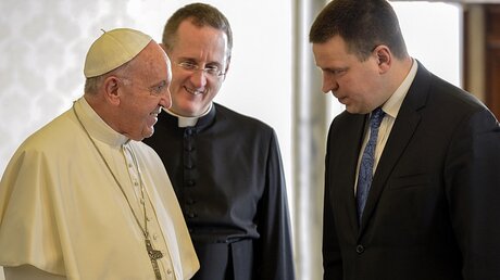 Papst Franziskus und Jüri Ratas, Ministerpräsident von Estland / © Paolo Galosi (KNA)