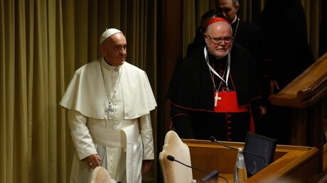 Papst Franziskus und Kardinal Reinhard Marx am 28. Oktober 2017 im Vatikan / © Romano Siciliani (KNA)