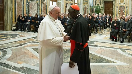 Papst Franziskus und Kardinal Robert Sarah (Archiv) / © Osservatore Romano (KNA)