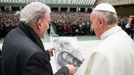 Papst Franziskus (r.) und Kiko Argüello / © Cristian Gennari (KNA)