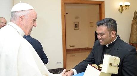 Papst Franziskus und Pfarrer Regamy Thillainathan im Jahr 2018 (Servizio Fotografico – Vatican Media)