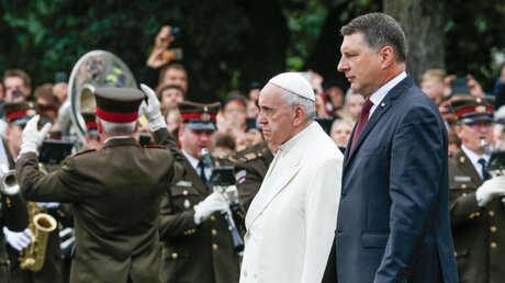 Papst Franziskus und Raimonds Vejonis, lettischer Staatspräsident, am Freiheitsdenkmal in Riga / © Paul Haring (KNA)