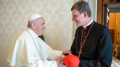 Papst Franziskus und Rainer Maria Kardinal Woelki im Jahr 2018 / © Vatican Media (KNA)