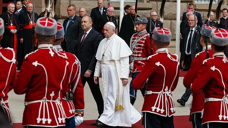 Papst Franziskus und Rumen Radew, Staatspräsident von Bulgarien / © Paul Haring (KNA)