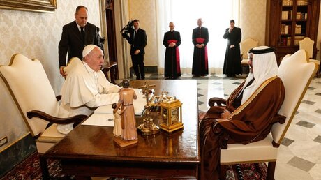 Papst Franziskus und Salman bin Hamad Al-Khalifa / © Paul Haring (KNA)