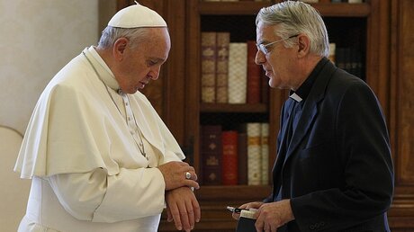 Papst Franziskus und Vatikansprecher Federico Lombardi  / © Paul Haring (KNA)