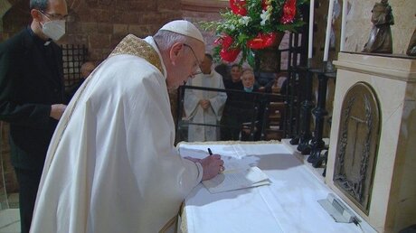 Papst Franziskus unterschreibt die Enzyklika "Fratelli tutti" (VN)