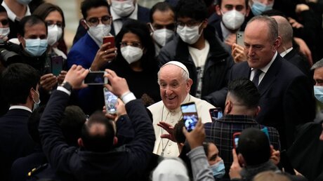 Papst Franziskus verlässt eine Audienz mit Angestellten des Vatikan / © Alessandra Tarantino (dpa)
