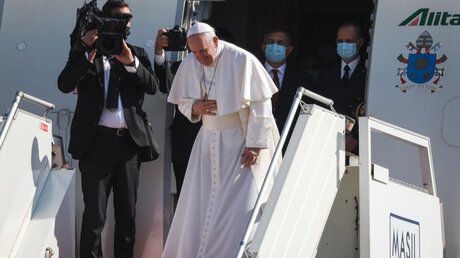 Papst Franziskus verneigt sich zum Abschied vor dem irakischen Präsidenten Saleh / © Ameer Al Mohammedaw (dpa)