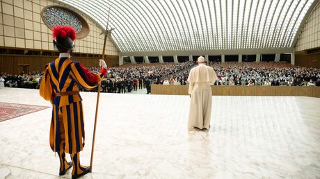Papst Franziskus vor den Audienzteilnehmern / © Vatican Media/Romano Siciliani (KNA)