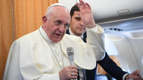 Papst Franziskus während des Rückflugs von Skopje nach Rom / © Uncredited/AP (dpa)