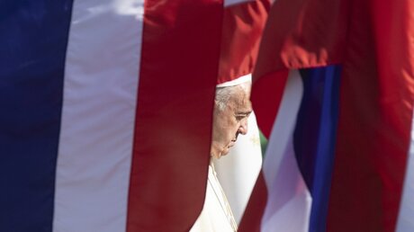 Papst Franziskus während einer Begrüßungszeremonie im Regierungsgebäude / © Sakchai Lalit (dpa)