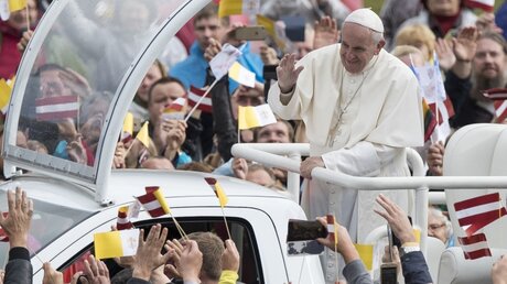 Papst Franziskus winkt in Aglona den Gläubigen zu / © Andrew Medichini/AP (dpa)