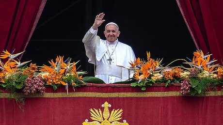 Papst Franziskus winkt / © Stefano Dal Pozzolo (KNA)