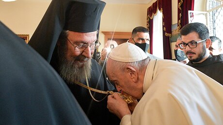 Der orthodoxe Erzbischof Chrysostomos II. begrüßt den Papst zum Treffen mit der Heiligen Synode / © Vatican Media (dpa)