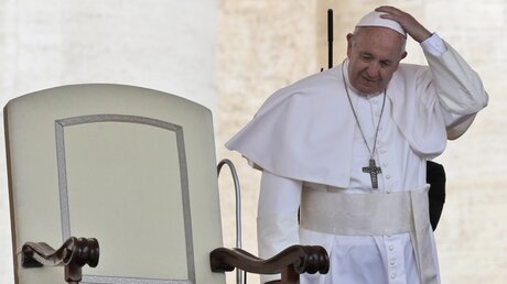 Papst Franziskus wird von Pater Mertes kritisiert / © Alessandra Tarantino (dpa)