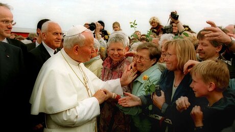 Papst Johannes Paul II. auf Deutschlandbesuch 1996 (KNA)