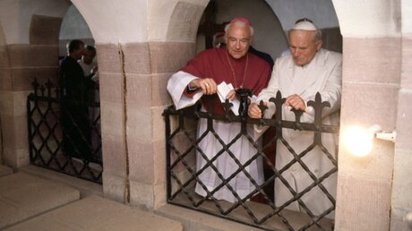 Papst Johannes Paul II. besucht mit Bischof Schlembach im Jahr 1987 die Kaisergräber in der Krypta des Speyerer Domes (KNA)