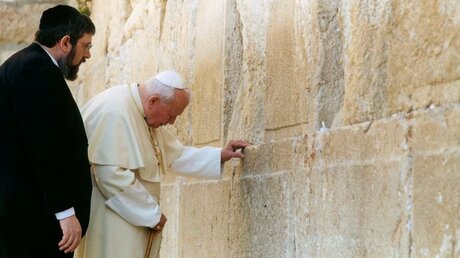 Papst Johannes Paul II. an der Klagemauer / © Arturo Mari (KNA)