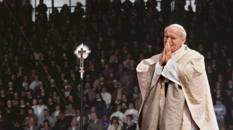 Papst Johannes Paul II. im Jahr 1987 / © N.N. (KNA)