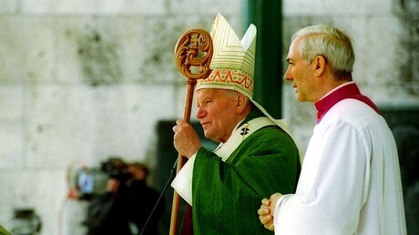 Papst Johannes Paul II. im Jahr 1996 bei seinem Deutschlandbesuch (KNA)