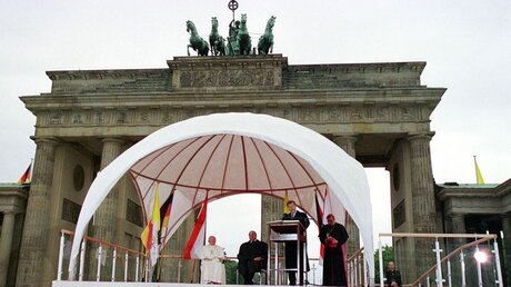 Papst Johannes Paul II. nach dem Gang durch das Brandenburger Tor (KNA)