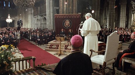 Papst Johannes Paul II. spricht in der Kathedrale von Santiago de Compostela am 9. November 1982 / © Osservatore Romano (KNA)