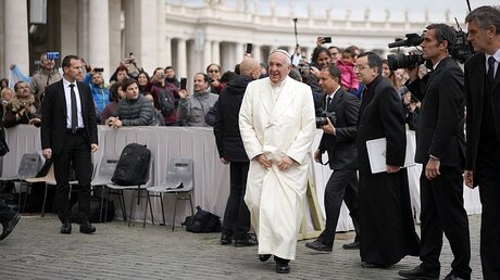 Papst kommt zur Generalaudienz auf dem Petersplatz / © Andrew Medichini (dpa)