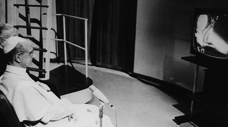 Papst Paul VI. verfolgt die Mondlandung (KNA)