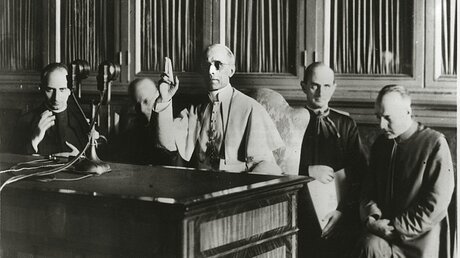 Papst Pius XII. während einer Rundfunkansprache im Jahr 1941 (KNA)