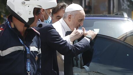 Papst verlässt Gemelli-Klinik / © Riccardo De Luca (dpa)