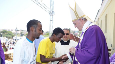 Juli 2013 Papst Franziskus auf Lampedusa (dpa)