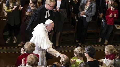Franziskus beim Besuch der evangelisch-lutherischen Gemeinde in Rom / © Angelo Carconi (dpa)