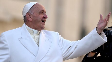 Ein gut gelaunter Papst bei der Generalaudienz / ©  EPA/ETTORE FERRARI (dpa)