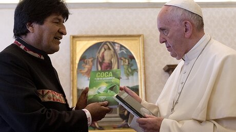 Bei einer Audienz bekommt Franziskus von Boliviens Präsident Morales Bücher über Coca / © Alessandra Tarantino (dpa)