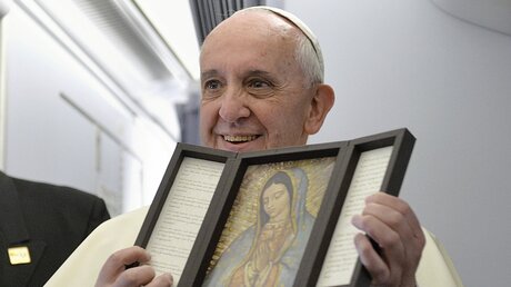 Papst mit einem Bild der Madonna von Guadalupe / © Luca Zennaro (KNA)