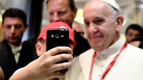 Papst posiert für ein Selfie / © VINCENZO PINTO (dpa)