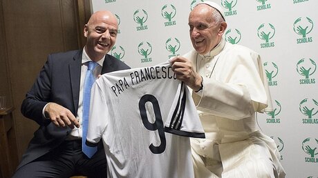 FIFA-Präsident Gianni Infantino und Papst Franziskus / © L'osservatore Romano / Handout (dpa)