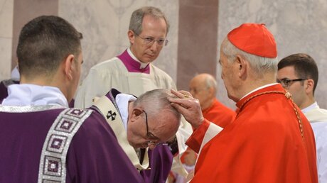 Papst Franziskus empfängt das Aschekreuz / © Osservatore Romano/Agenzia Romano Siciliani (dpa)